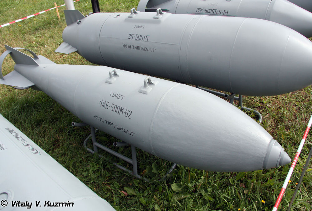 Российский бомбардировщик уронил авиабомбу во двор жилого дома в оккупированной Макеевке