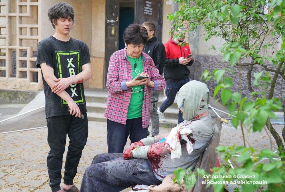 Россияне ударили по многоэтажке в Запорожье: уже один погибший и двое пострадавших (видео)