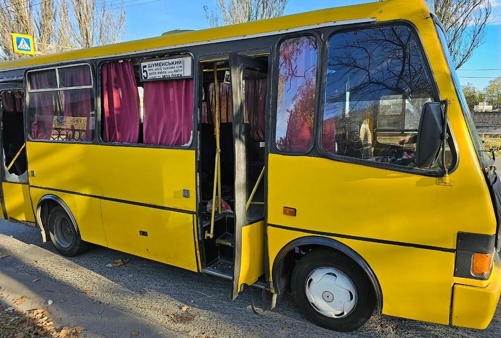 Російські військові обстріляли маршрутний автобус у Херсоні: багато поранених