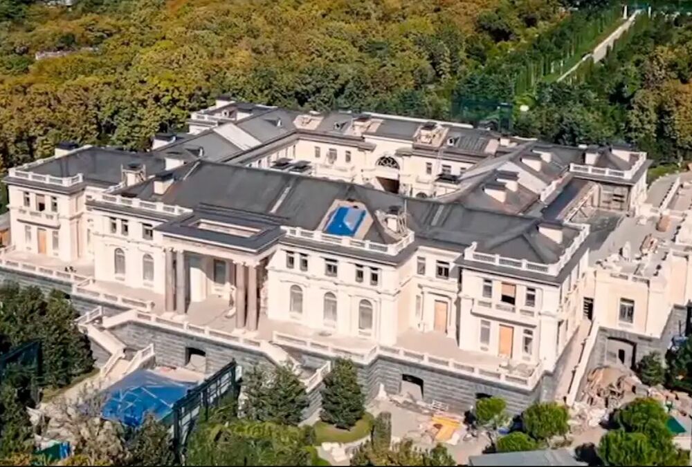 Украинский дрон спровоцировал масштабный лесной пожар недалеко от дворца Путина в Геленджике