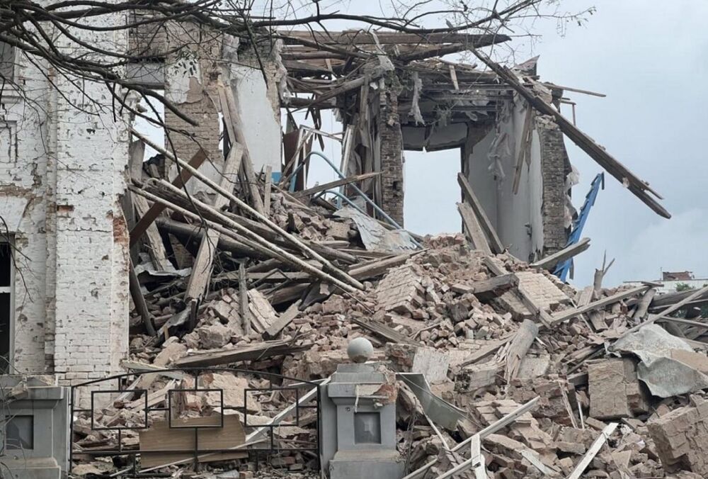 Рашисты сбросили авиабомбу на место выдачи ”гуманитарки” в Орехове: есть жертвы и раненные