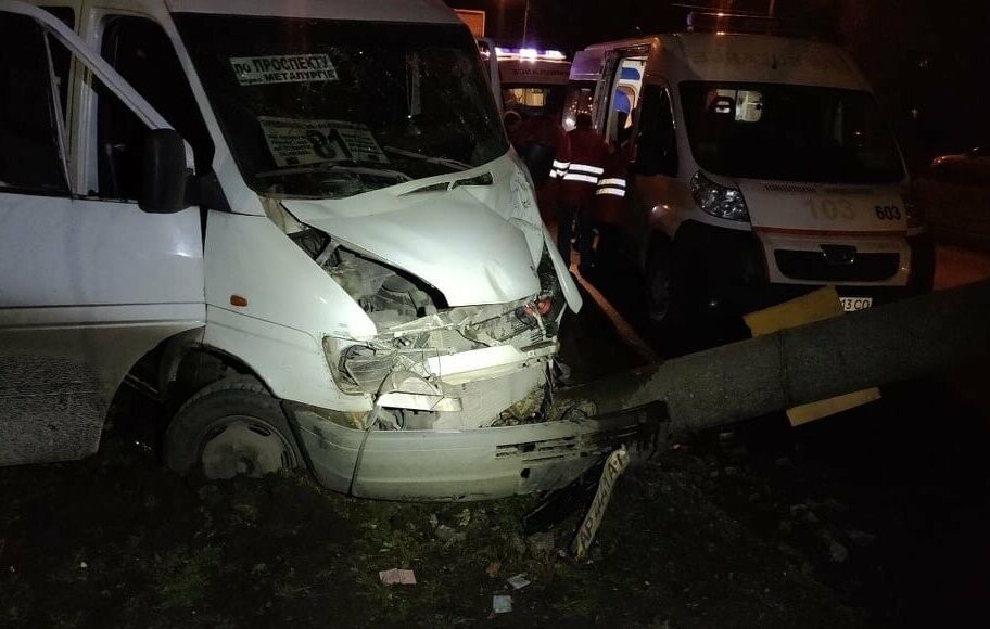 Маршрутка протаранила стовп в Запоріжжі: є постраждалі