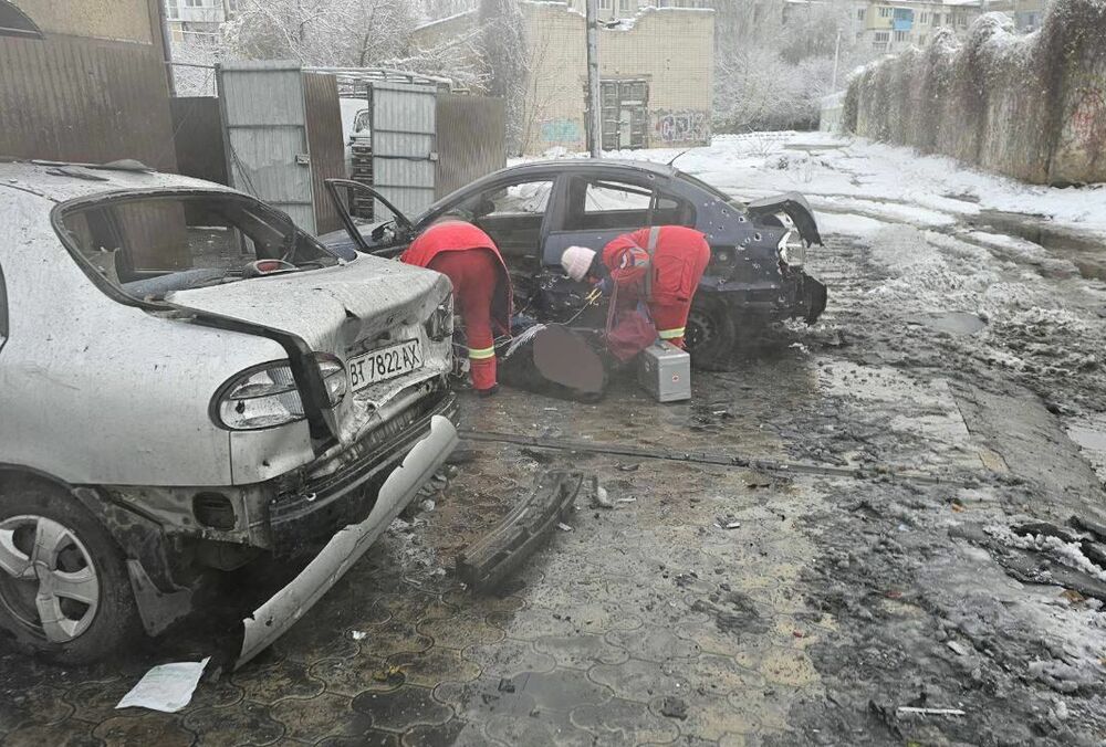 Російські військові обстріляли автостоянку в Херсоні: є загиблі й поранені