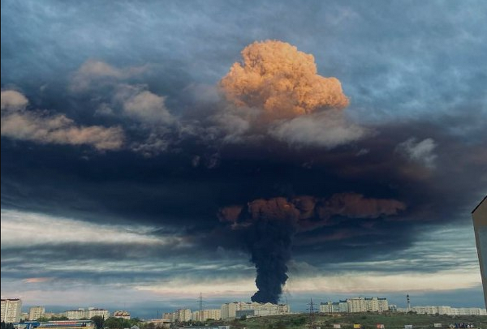 В окупованому Севастополі підірвали нафтобазу: з'явилися кадри пожежі