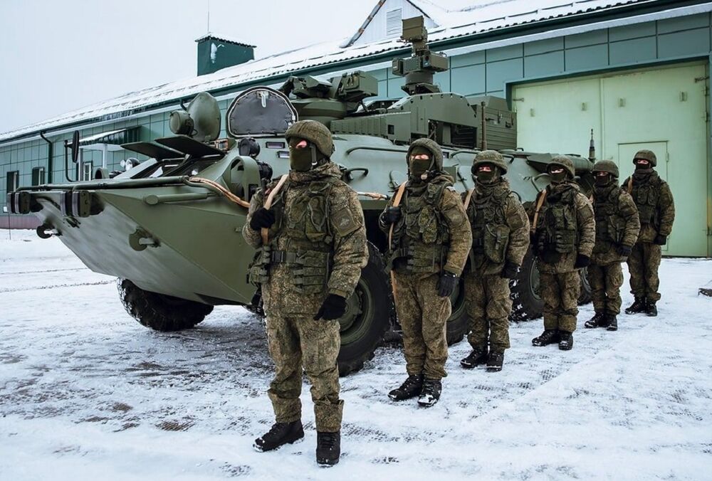 Оккупанты зверски обезглавили живого украинского военного: в сеть попали кадры 