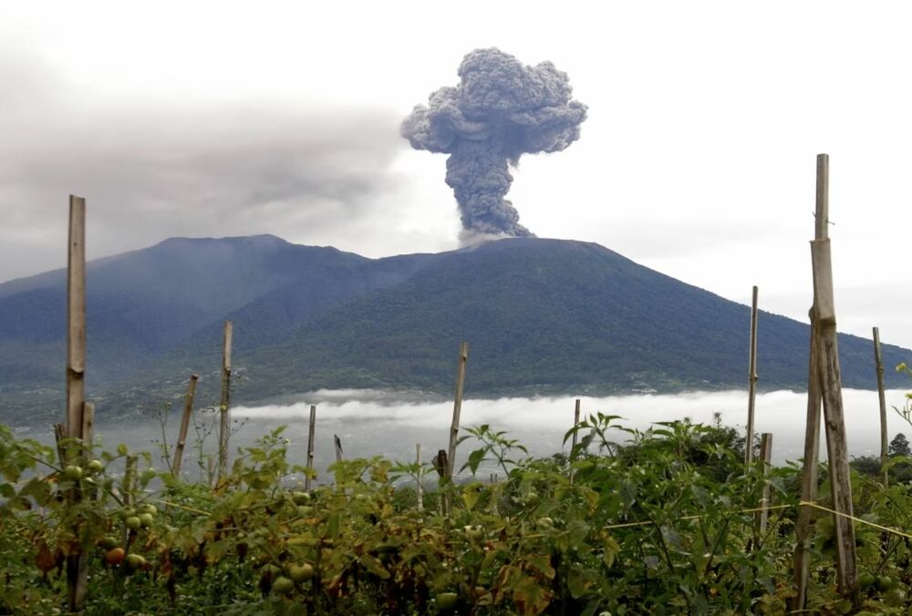Жертвами виверження вулкана в Індонезії стали вже 22 особи: фото