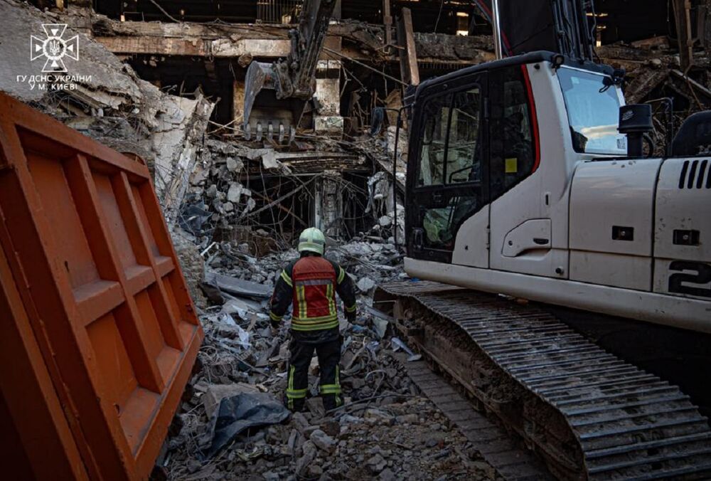 В Киеве продолжает расти число жертв ракетного удара РФ 