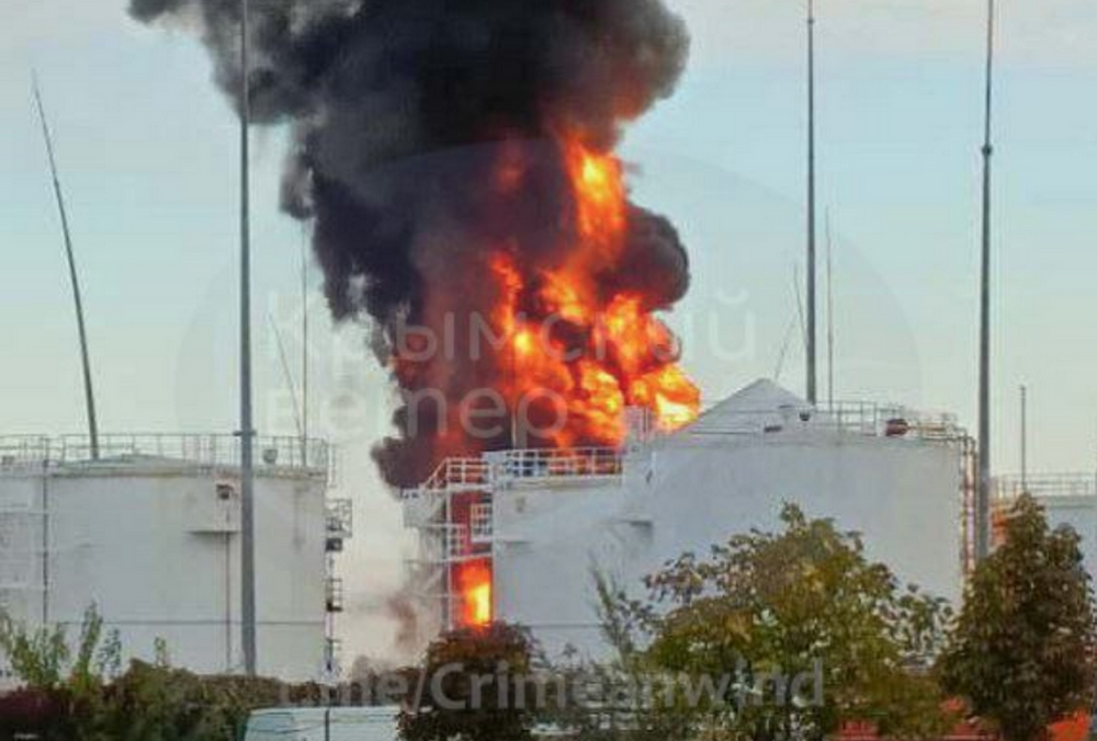 На нефтебазе в Гвардейском после атаки загорелся второй резервуар