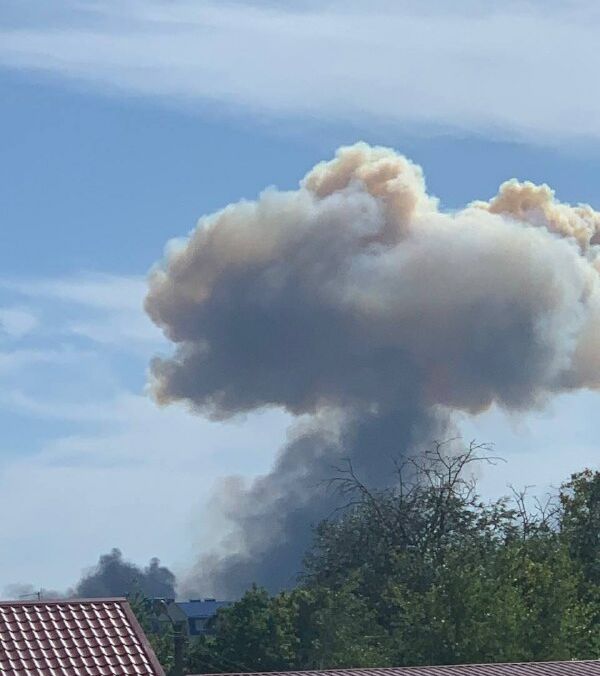 В Крыму гремят взрывы со стороны авиабазы в Новофедоровке: фото, видео