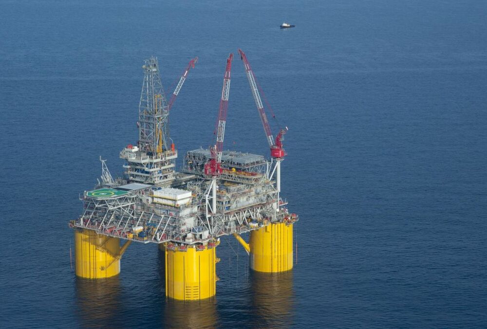 Через новий ураган в США на світових біржах зростають ціни на нафту