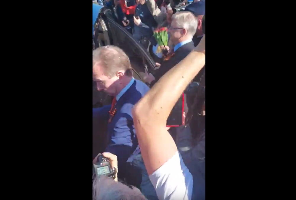 Российского посла прогнали с мемориального кладбища в Варшаве звуками сирен и взрывов: видео Российского посла прогнали с мемориального кладбища в Варшаве звуками сирен и взрывов: видео