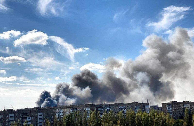 В окупованому Донецьку після вибухів сильна пожежа