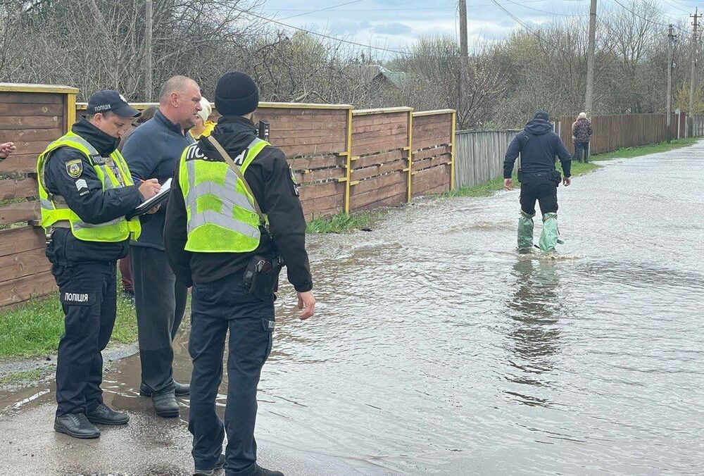 На Київщині стихійне лихо через розмиту дамбу: фото