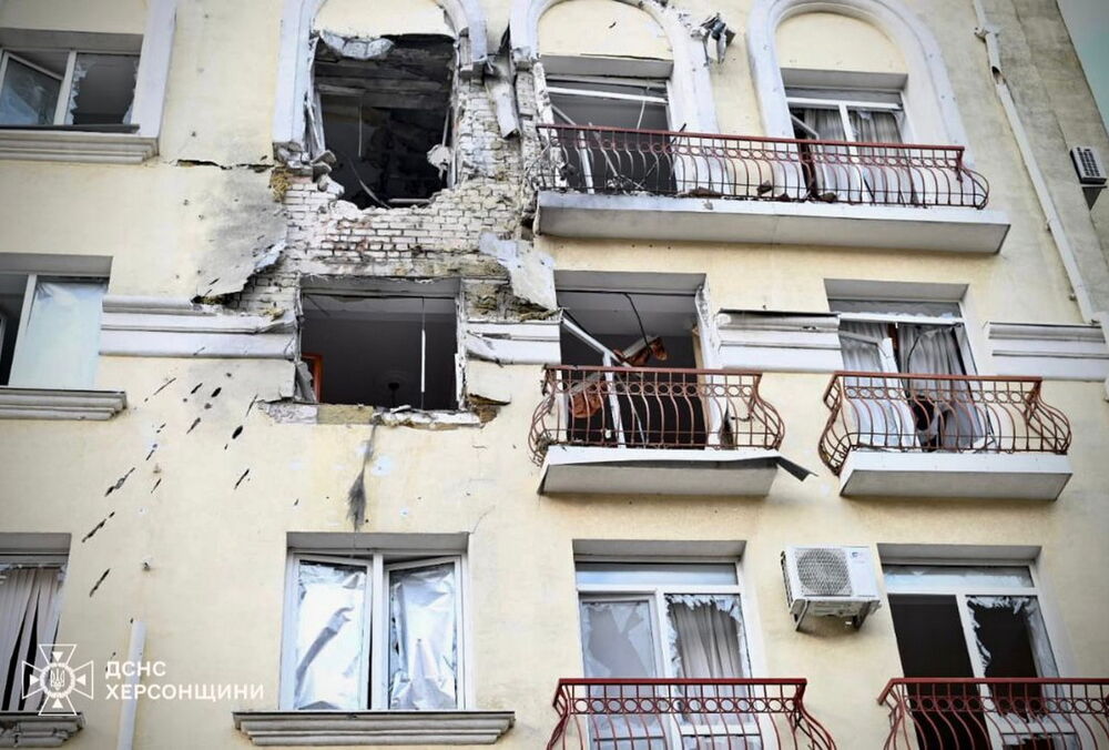 Россия с утра обстреливает Херсон: пострадало учебное заведение в центре