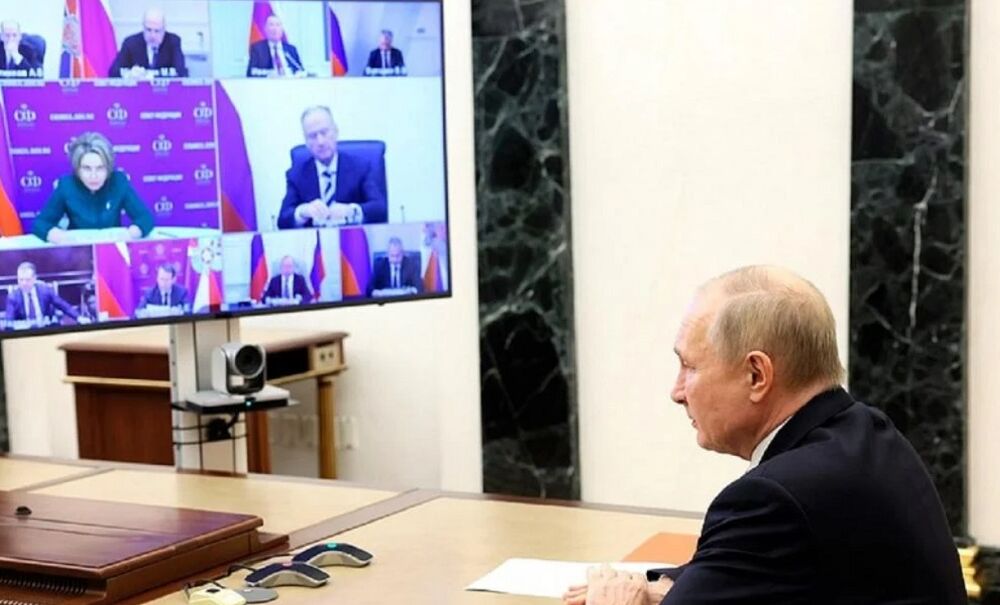 Путін провів нараду з членами Ради безпеки на тлі серії вибухів на російських аеродромах