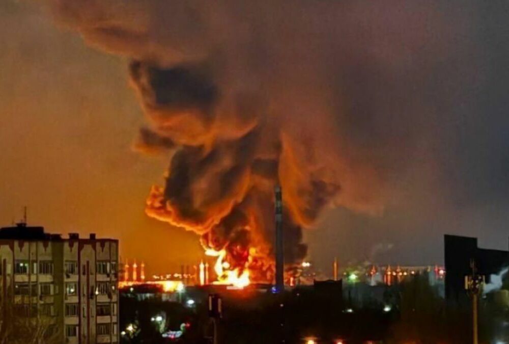 В Энгельсе не могут потушить пожар на нефтебазе после атаки дронов