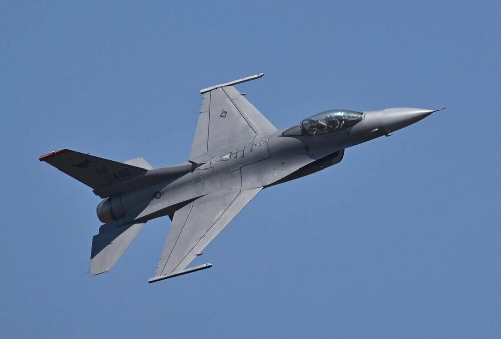 Україна отримала першу партію винищувачів F-16, - Bloomberg Україна отримала першу партію винищувачів F-16, - Bloomberg