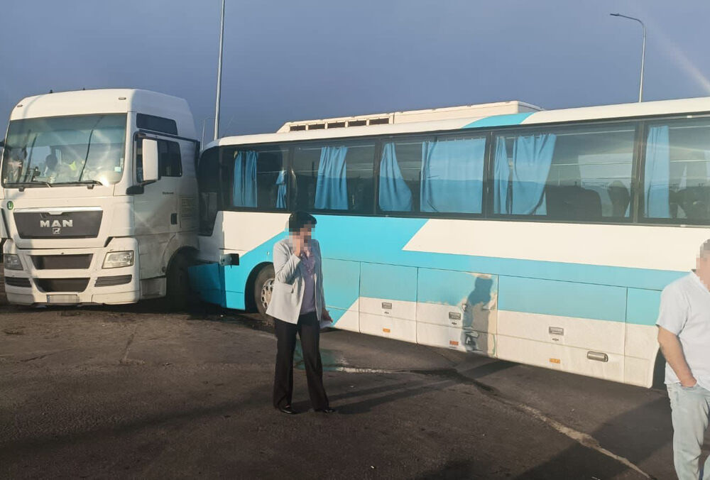 Під Одесою фура протаранила пасажирський автобус: багато постраждалих