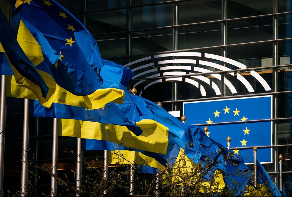 Европарламент принял резолюцию с призывом пригласить Украину в НАТО Европарламент принял резолюцию с призывом пригласить Украину в НАТО