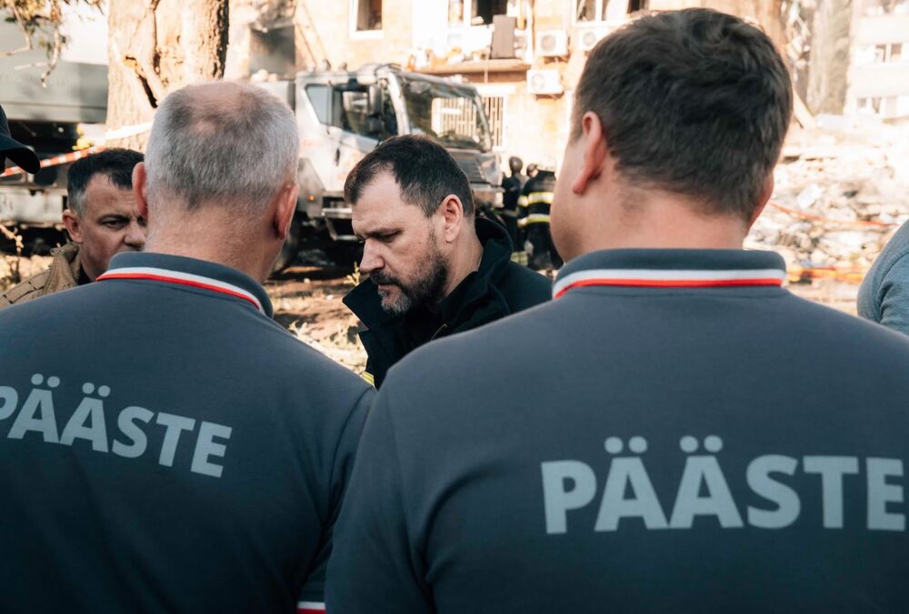 На месте прилетов в Киеве заметили спасателей из Эстонии: фото