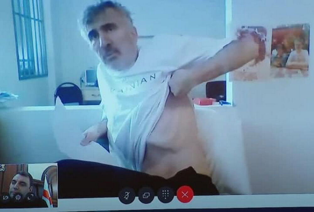 Саакашвили на суде показал свое физическое состояние: ”Прошу похоронить мое сердце в Киеве” Саакашвили на суде показал свое физическое состояние: ”Прошу похоронить мое сердце в Киеве”