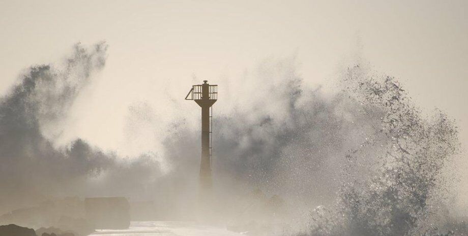  В Японии из-за шторма пришлось эвакуировать более 70 тысяч человек 