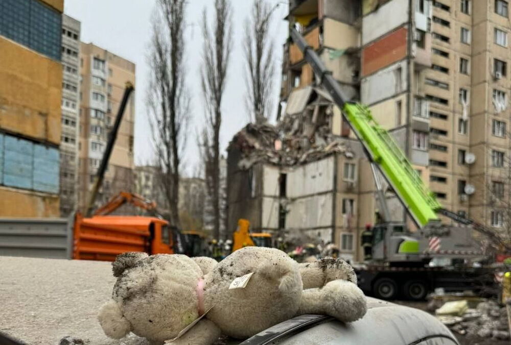 В Одесі з-під завалів дістали тіло 3-річної дитини, маму шукають: фото, відео