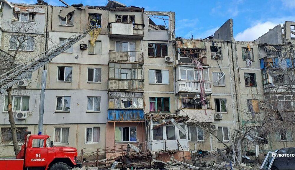 Росіяни вдарили по житловій п'ятиповерхівці у Покровську: перші кадри з місця обстрілу