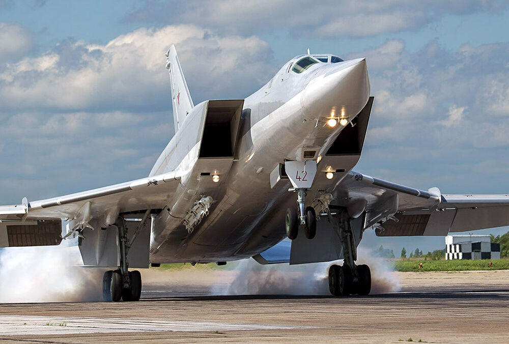 Українські військові за допомогою дрону знищили російський бомбардувальник Ту-22МЗ