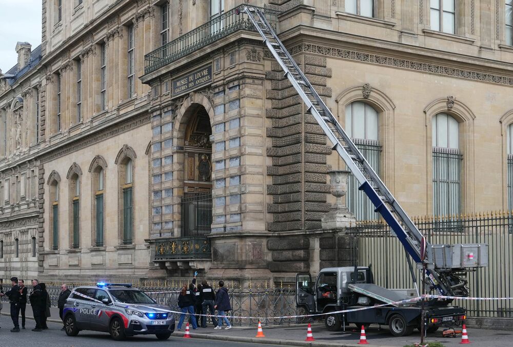 Российская пропаганда распространяет фейк о задержании украинцев за ограбление Лувра Российская пропаганда распространяет фейк о задержании украинцев за ограбление Лувра