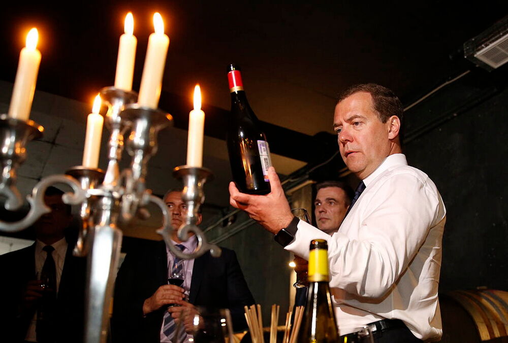 ”Засуньте в свои пангендерные задницы”: Медведев ответил на предложение о 30-дневном перемирии