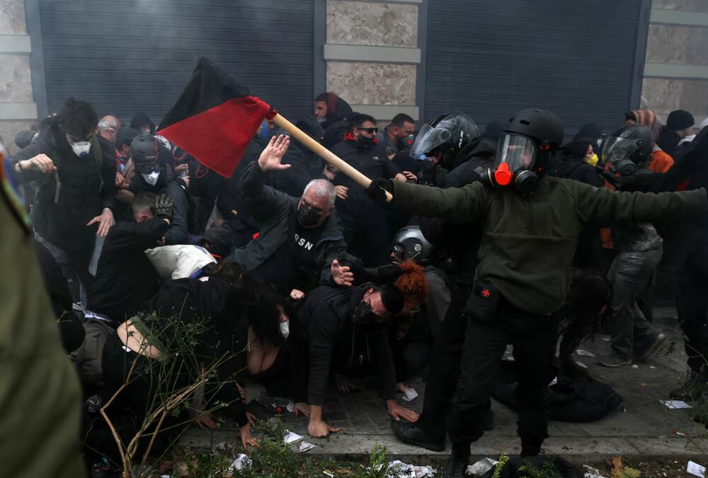 В Греции вспыхнули массовые протесты в годовщину железнодорожной катастрофы, в которой погибли 57 человек