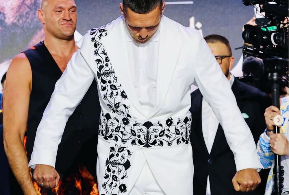 Усик вийшов на прес-конференцію з Тайсоном Ф'юрі в ефектному костюмі українського бренду: фото