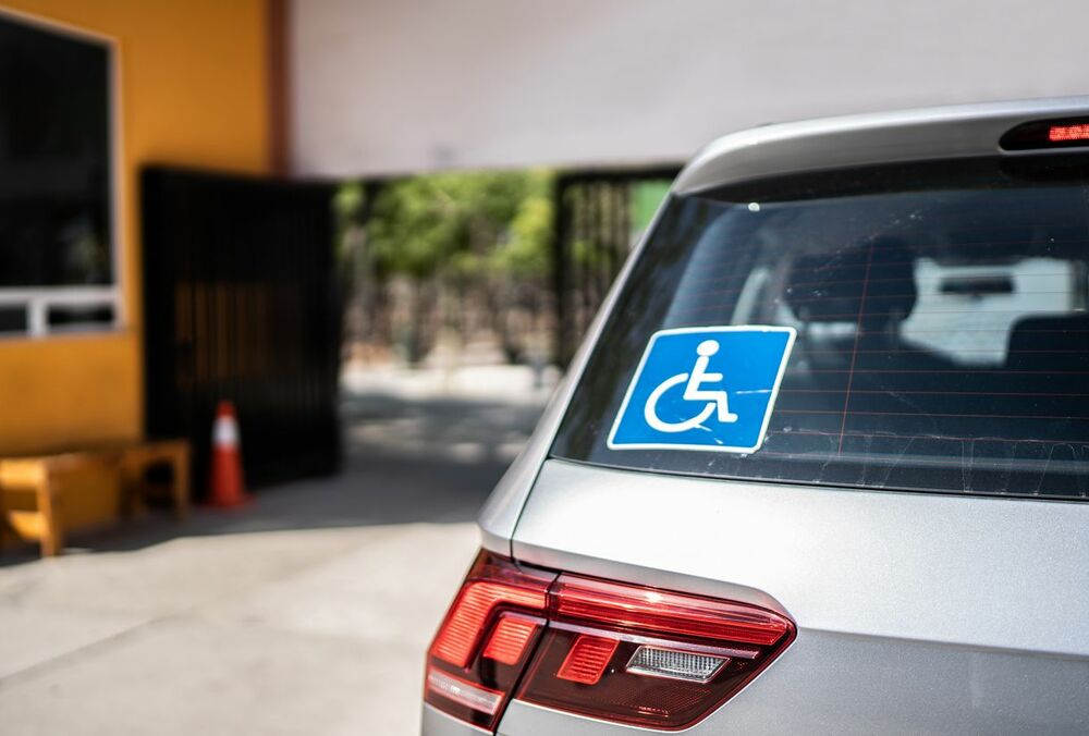 В Україні збільшили штрафи за паркування на місцях для осіб з інвалідністю