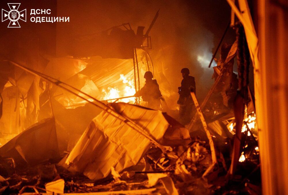В Одессе после российской атаки поврежден энергообъект и горел рынок: кадры
