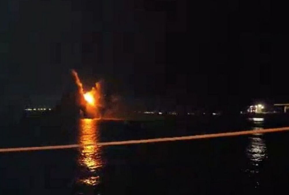 Морские дроны уничтожили российский патрульный корабль ”Сергей Котов”: момент прилета попал на видео