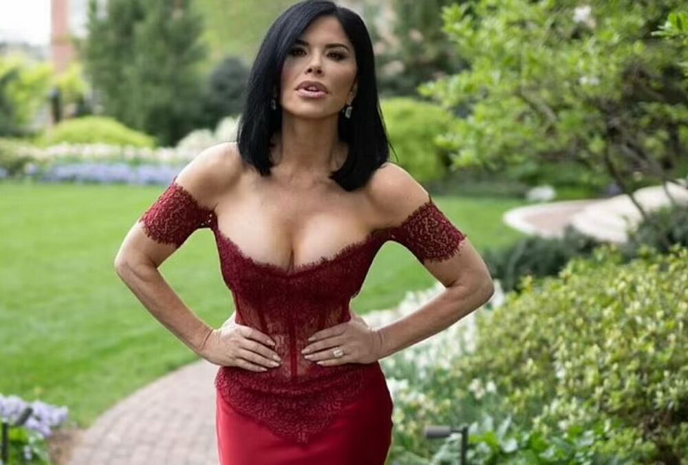 Подружку Безоса раскритиковали за вульгарное платье на ужине в Белом доме