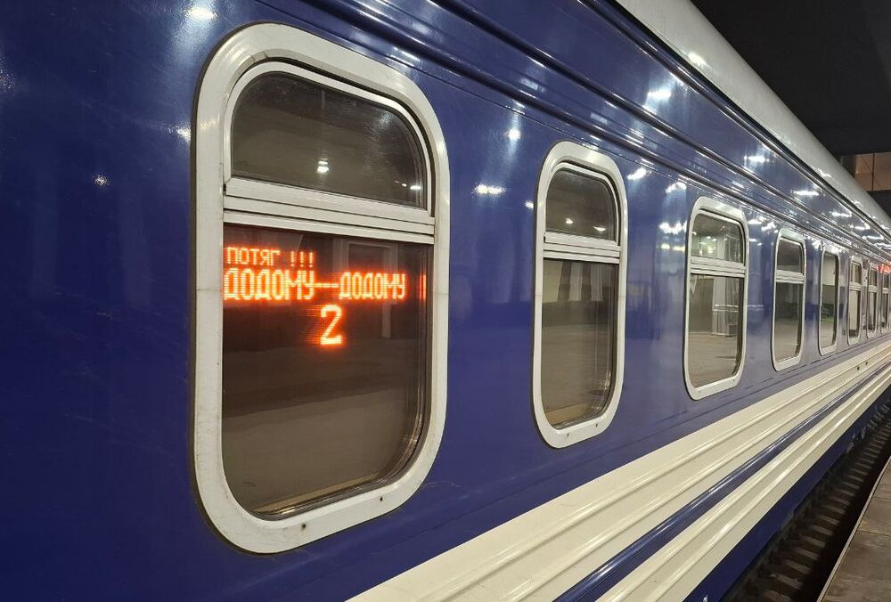 Через обстріл є пошкодження залізниці, частина поїздів рухається із запізненням