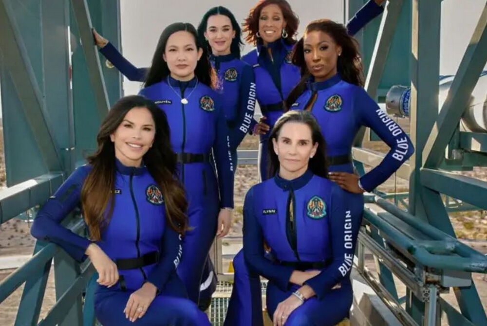 Первый женский полет на Blue Origin: Безос бросился открывать капсулу ключом, хоть дверь уже была открыта