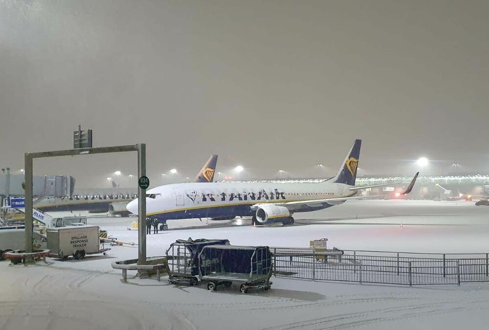 Снегопады парализовали работу аэротортов в Великобритании