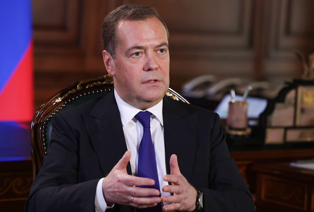 Медведев помечтал о ”победе” РФ и выдвинул претензии к Западу