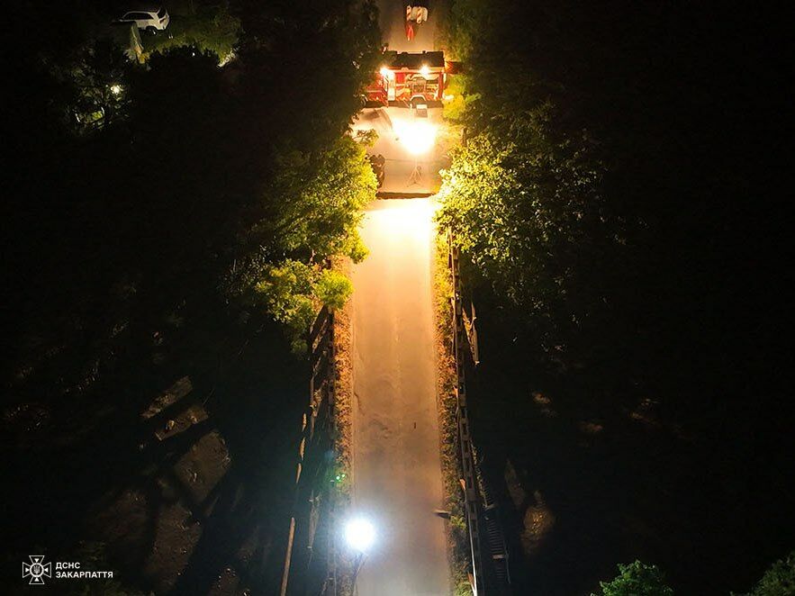 В Закарпатье обвалился мост: пришлось вызывать спасателей для госпитализации ребенка