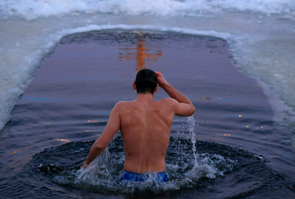 Крещенские купания: как правильно окунаться, чтобы не заболеть Крещенские купания: как правильно окунаться, чтобы не заболеть