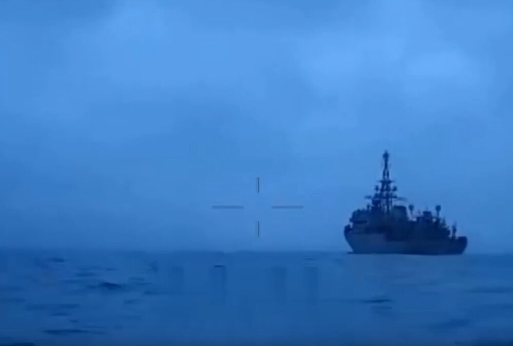 З'явилося відео потужної атаки українських дронів на російський корабель у Криму