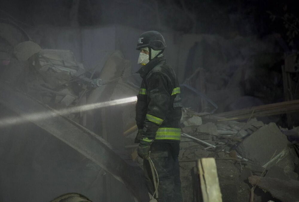 Троє людей загинули, 20 поранені внаслідок ракетного удару по Дніпру: фото