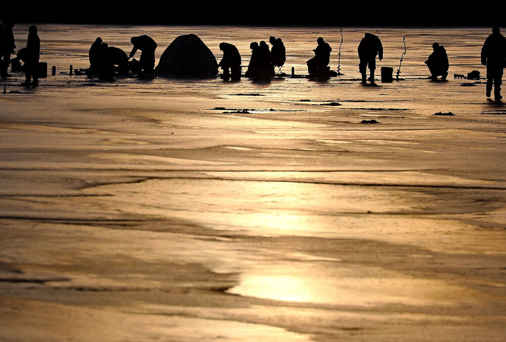 На Сахалине моряков унесло в открытое море на льдине - ВИДЕО