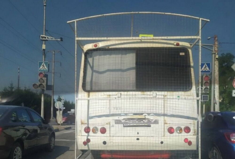 В России на автобусы начали приделывать антидроновую сетку