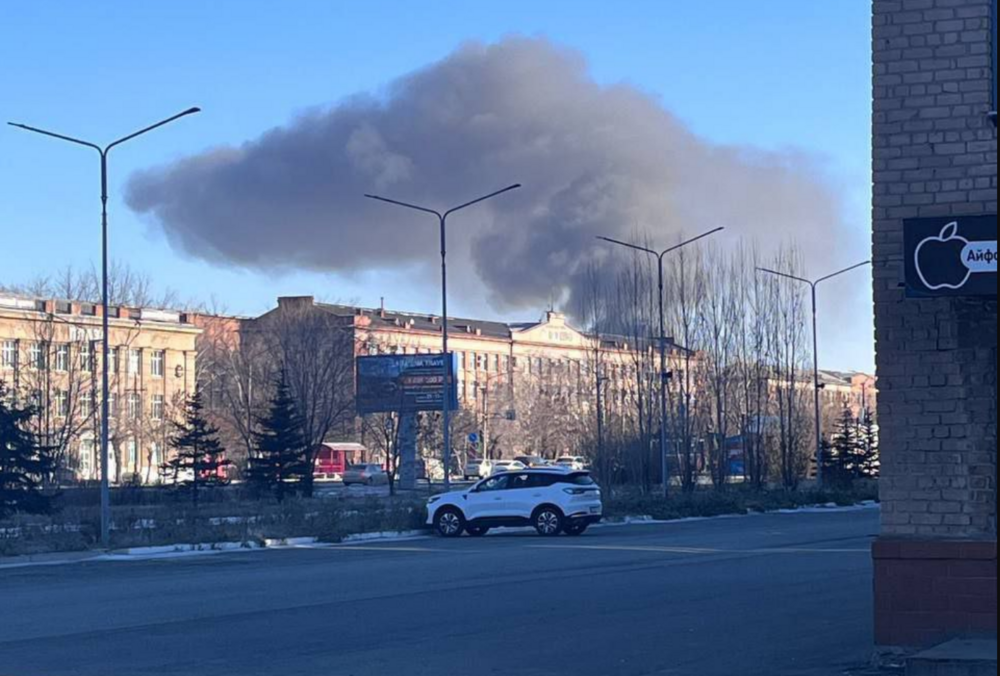 В российском Орске горит машиностроительный завод: кадры