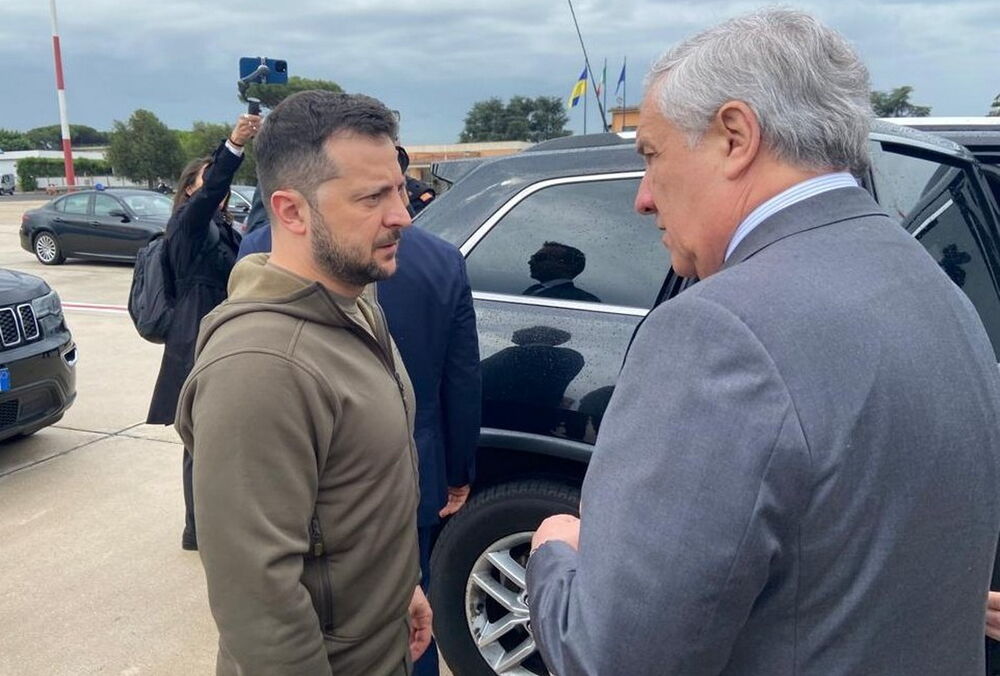 Зеленский прибыл в Италию, где встретится с Папой Римским Зеленский прибыл в Италию, где встретится с Папой Римским