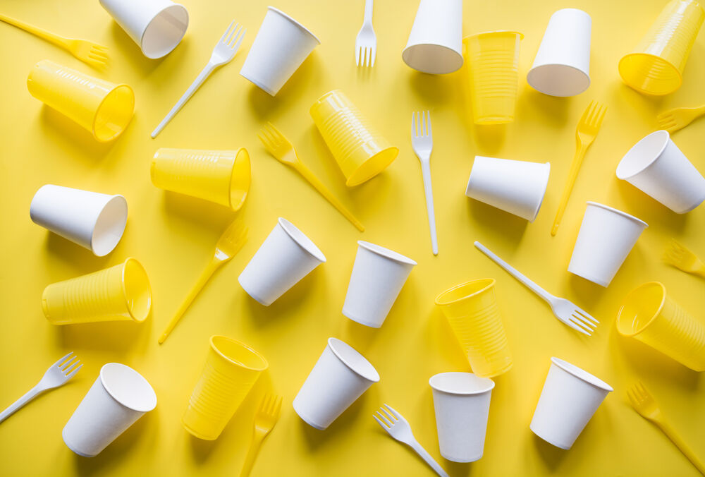 Не робіть так: медики пояснили, чому не можна пити з паперових стаканчиків